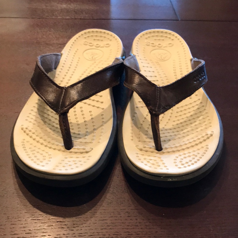 💥Croc brown leather flip flops💥